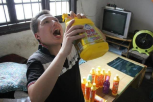 Photos: 31 year old Chinese man can't stop drinking detergent liquid