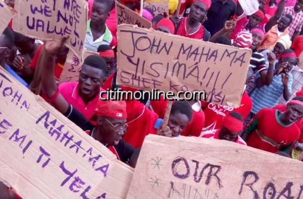 No road; no vote – Gbulung residents in massive demo