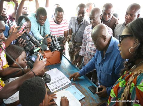 Nana Addo verifying his name in the voters' register