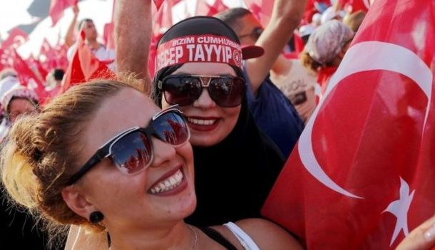 Turkey coup attempt: Istanbul rally against plot