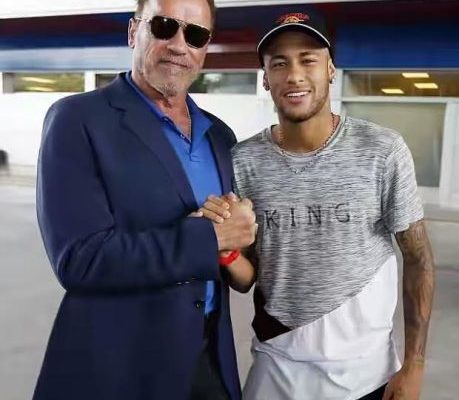 Arnold Schwarzenegger meets Neymar and other Barca stars