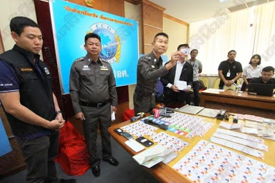 Photo: Two men from Niger caught in Bangkok using stolen ATM cards from Nigeria