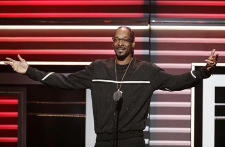 Snoop Dogg honored in politically charged BET Hip-Hop Awards