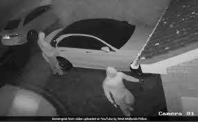 Shocking footage shows thieves stealing a car without needing the keys