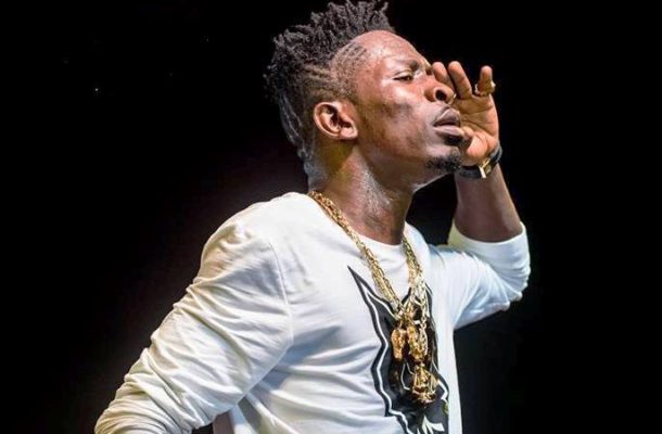 Shatta Wale’s photographer gives blogger ‘dirty slap’ at Kinaata’s event