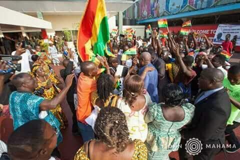 PHOTOS: Massive Ghanaian crowd receive Mahama in Liberia
