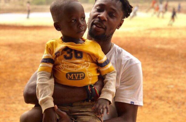 PHOTOS: Chelsea target Richmond Boakye donates to orphanage in Accra