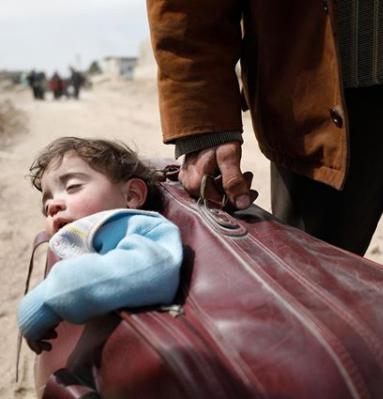 Heartbreaking Photo Father Flees War Torn Syria With His