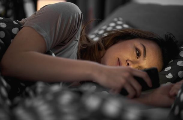 Putting your phone down by 10pm can boost your mood and cure depression - Study