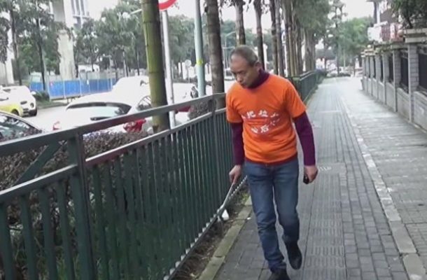 Chinese millionaire spends leisure picking trash from his city