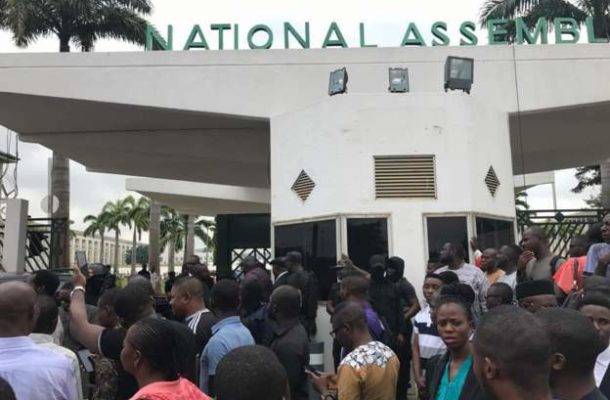 Nigeria parliament ‘reopens after blockade by gunmen’