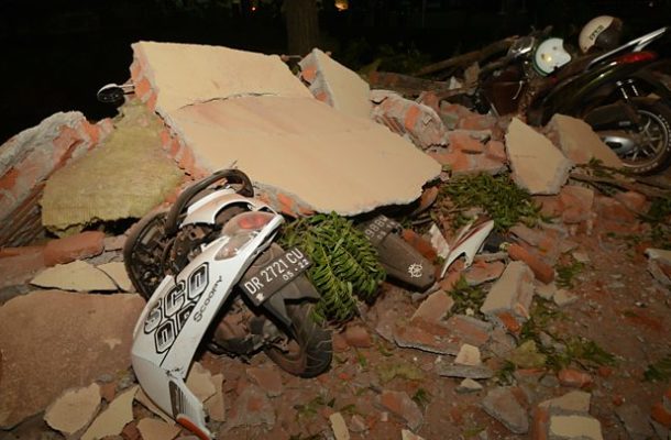 Lombok: Scores die as quake again hits Indonesian island