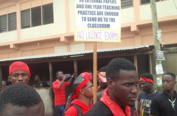 Kumasi – Fresh graduates of colleges of education protest teacher licensing exams.
