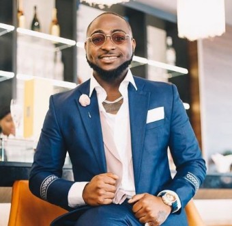 SHOCKER: People form long queue infront of Davido's house to beg for money |VIDEO