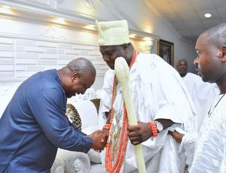 PHOTOS: Ex President Mahama bows to Nigerian Chief, Ooni of Ife on his courtesy visit