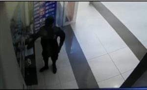 VIDEO: Policeman caught on camera stealing a mobile phone at Marina Mall
