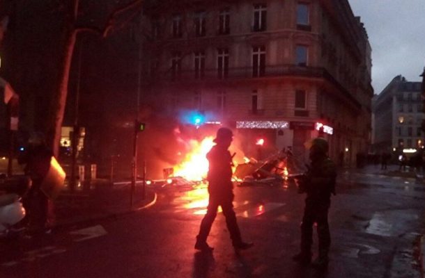 Cars Set on Fire Outside Parisien Newspaper HQ Amid Protests (PHOTOS, VIDEO)