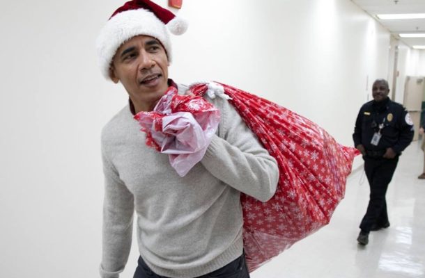 PHOTOS: Barack Obama surprises patients at the Children’s National Hospital in Washington, D.C with Christmas gifts