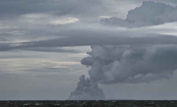 Dramatic collapse of Indonesian volcano