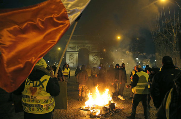 Paris Protesters Hold 1st 'Yellow Night' March, Ready to Proceed (PHOTOS, VIDEO)