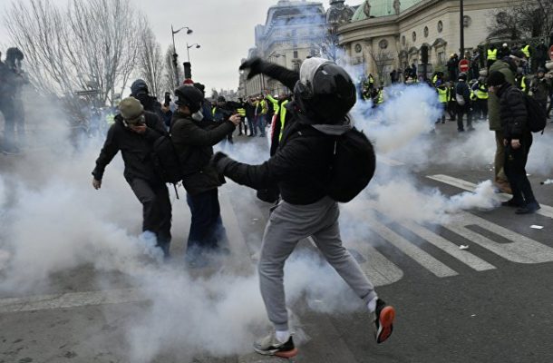 WATCH French Journo Fall Down After Allegedly Being Shot at Yellow Vests Protest