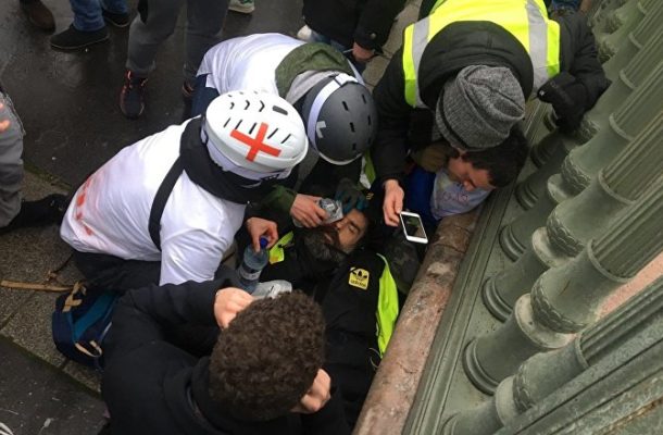 Yellow Vests Leader Sustains Eye Injury as Protests Turn Violent (PHOTOS, VIDEO)