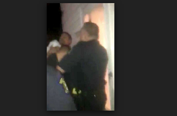 US Police Officer Suspended After Using Stun Gun on Man Holding Infant (VIDEO)