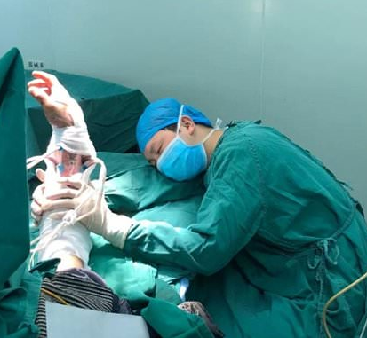 Surgeon falls asleep on operating table after performing six surgeries without taking a break