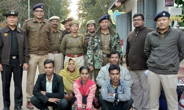 Indian guards pose with Rohingya family, then deport it
