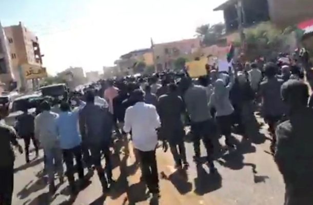 Sudan unrest: Protesters killed in Omdurman as rival rallies held