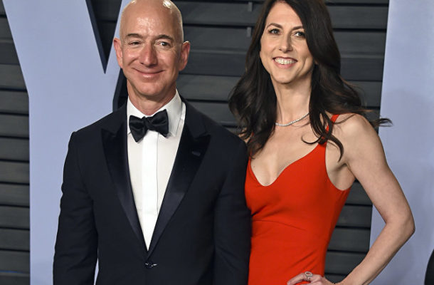 Bezos Says National Enquirer Tried to Blackmail Him With Intimate Photos