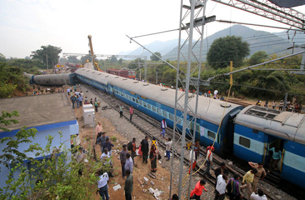 At Least 6 Killed as Express Train Derails in Bihar, India - Reports (PHOTOS)