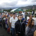 Venezuelans Cross Simon Bolivar Bridge (VIDEO)