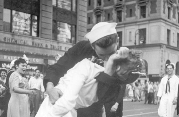 US World War II ‘Kissing Sailor’ Dies Aged 95