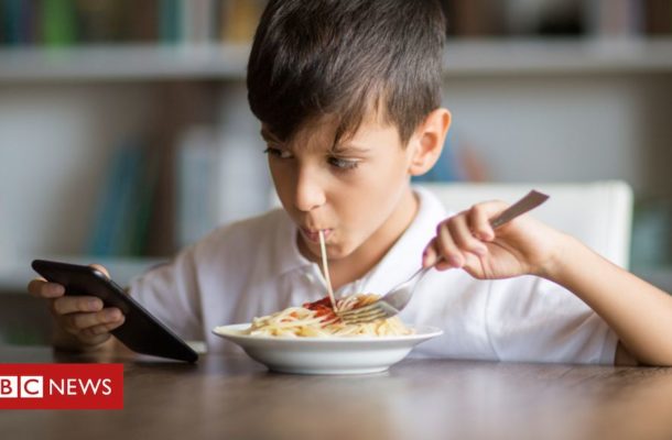 Ban screens at dinner time - medical chiefs