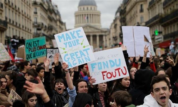 1000s of students join climate change walkout in Paris