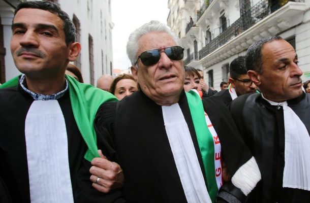Hundreds of Algerian lawyers protest against Bouteflika