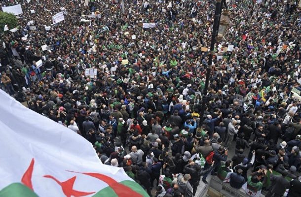 Over 70 Protesters Reportedly Detained, 11 Policemen Injured in Algeria (VIDEOS)