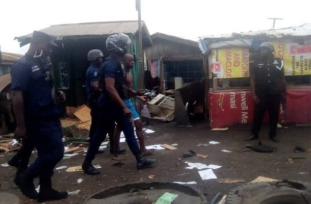 Police, slum dwellers clash turns bloody; 3 houses, 3 shops burnt