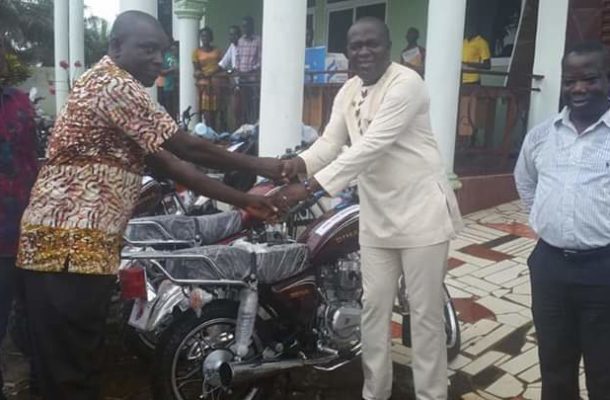 Gov't presents 31 motorbikes to Assembly members in Akroso