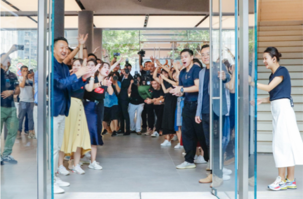 Huwaei opens global flagship store in Shenzhen