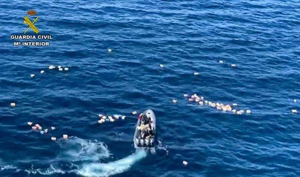 Smugglers rescue policemen chasing them on the sea