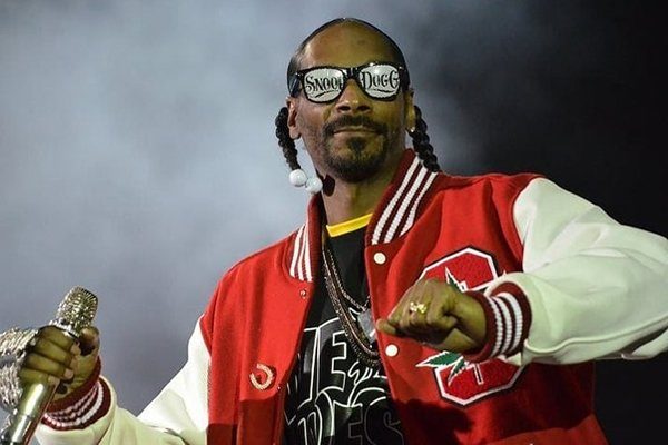 Snoop Dogg employs ‘professional weed roller’ with ‘impeccable’ timing