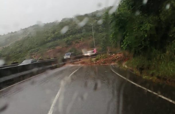 Breaking News: Heavy downpour cause obstruction on Aburi road