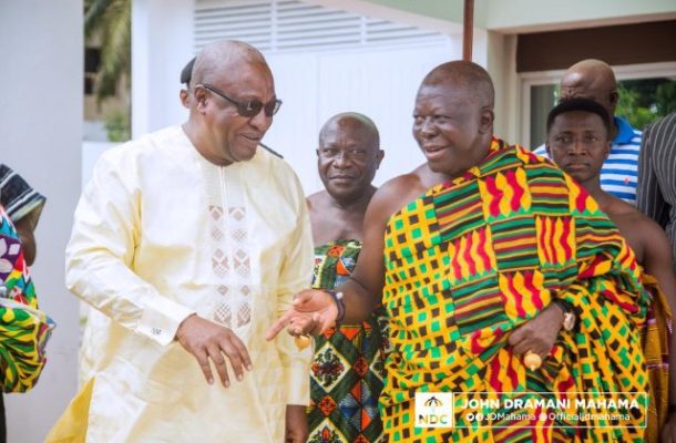 Otumfuo Osei Tutu II visits Former President Mahama