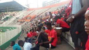 VIDEO : Angry Kotoko fans attack team bus in Abidjan after Confederations Cup elimination