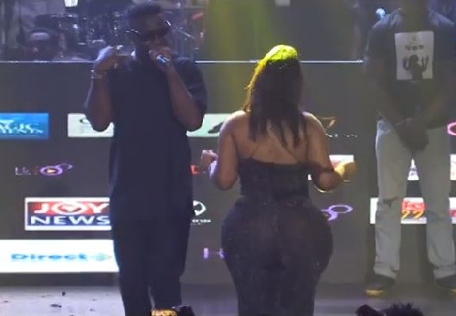 VIDEO: Obrafour, Sarkodie refuse to be tempted by Moesha's heavy backside at Pae Mu Ka @20