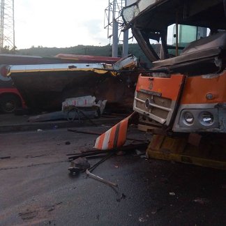 MMT bus brake fails, rams six cars at Ayi-Mensah toll booth