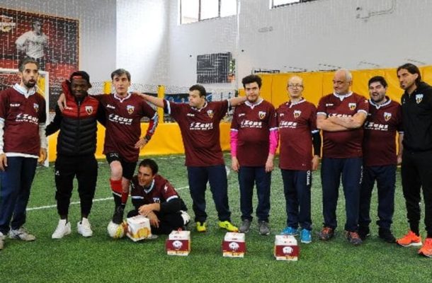 Moses Odjer and his Salernitana team present Christmas gifts to special needs home