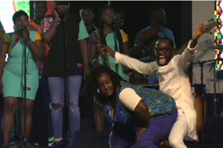 VIDEO: Lady twerks on Okyeame Kwame, bolts with his dress at D2R